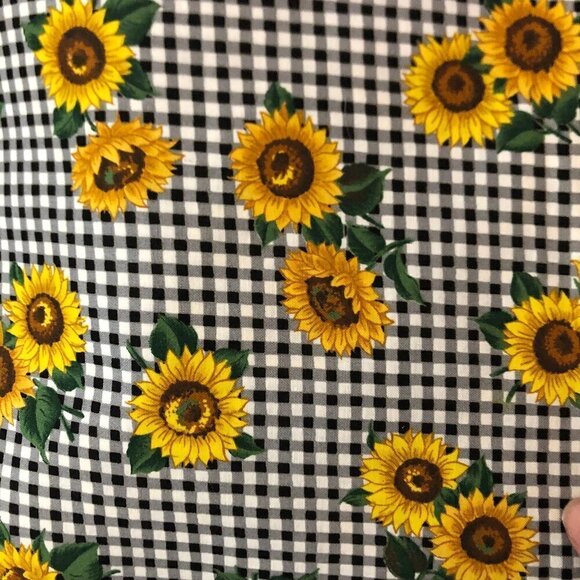 🛒$16 - 2 yards Sunflower Fabric #485 - Picture 1 of 2